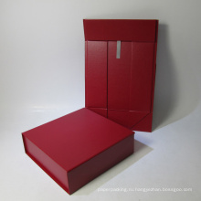 Подарочная коробочка с красной сложенной бумагой с клапаном